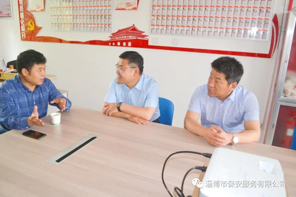 聽取社區(qū)工作人員對(duì)社區(qū)基本情況和群眾反映的意見、需求的介紹.jpg